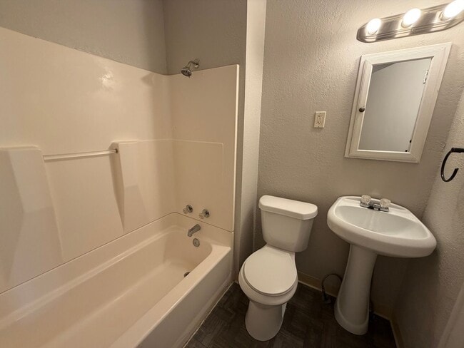 Foto del edificio - Charming 2-Bedroom Home with Secure Front Porch, Carport & Big Yard in Goodyear Heights