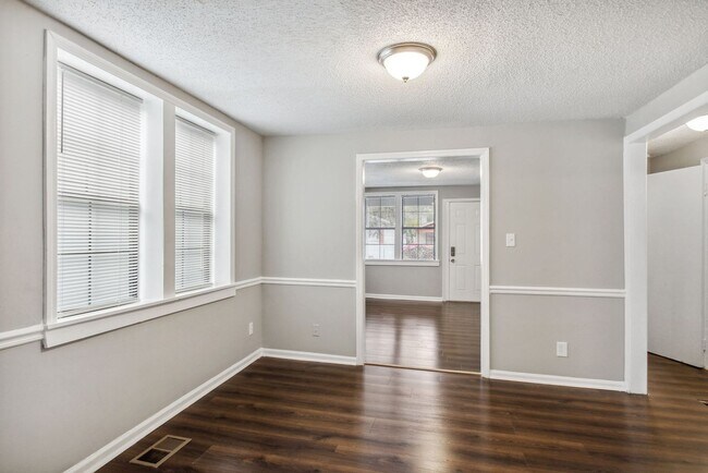 Foto del edificio - Large Near Downtown 3BR/1BA House For Rent