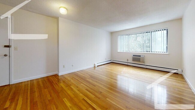 Foto del edificio - Spacious & Sunny 1BR apartment NO BROKER FEE