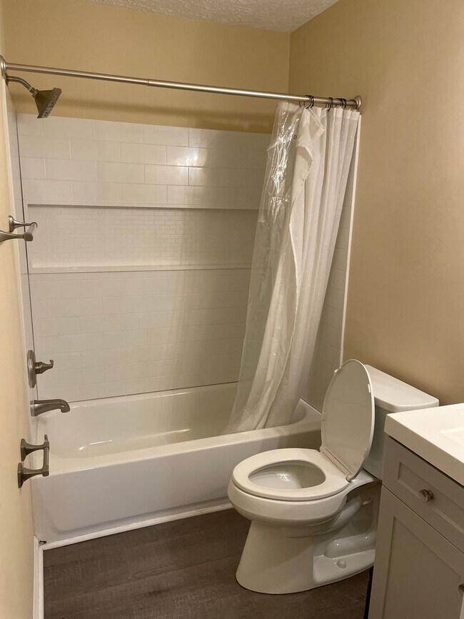 Building Photo - Nice 1 bedroom/1 bath unfurnished first fl...