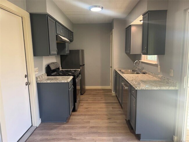 Foto del edificio - 7234 Ellington Cir