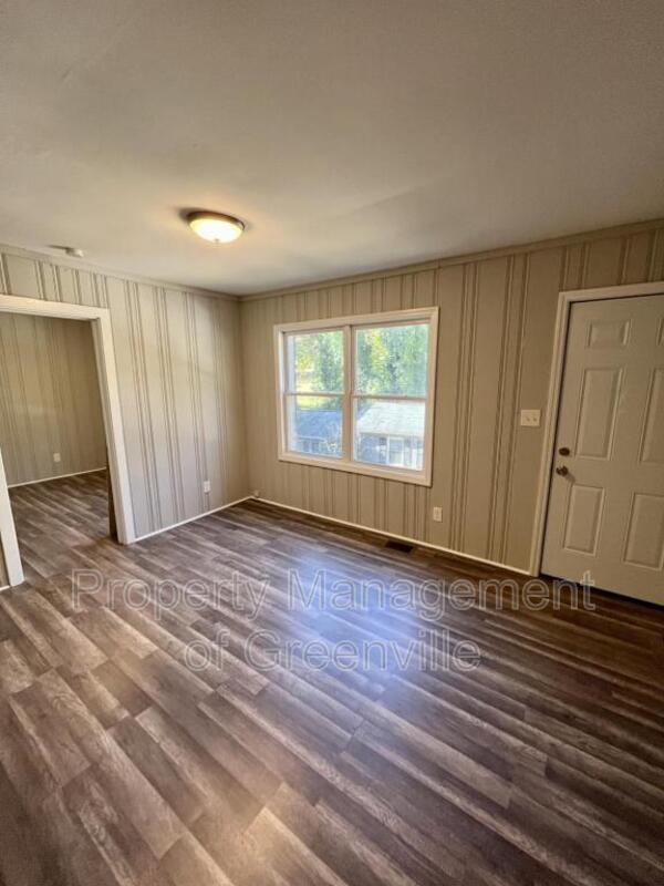 Building Photo - 326 Loop St