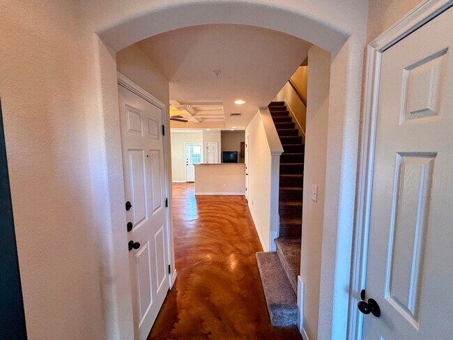 Building Photo - Great Townhome, Move-in Ready! Great Locat...