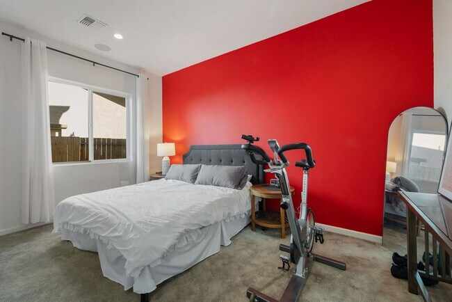 Foto del edificio - Beautiful 4BR/4BA home in the gated Copper View community. Features spacious living areas, mounta...