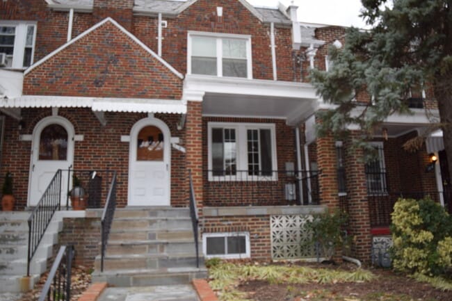 Building Photo - Regal Rowhome! 3 Beautiful Finished Levels!