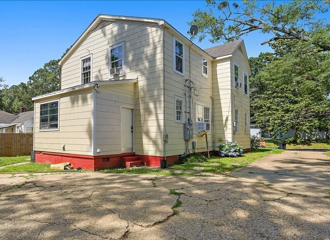 Building Photo - 1602/04 Saint Mary Street