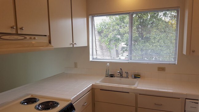 Building Photo - 2740 Tachevah Dr