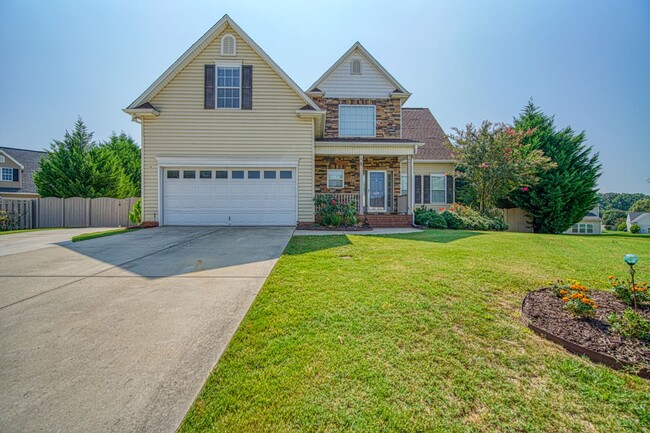 Building Photo - Gorgeous 4 BR, 2.5 BA home with the Master...