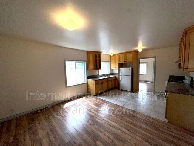 Building Photo - 424 W 108th St