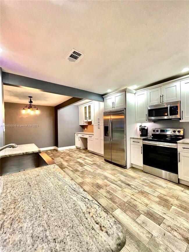 Building Photo - 3 br, 2.5 bath Townhome - 6192 Laurel Ln A...