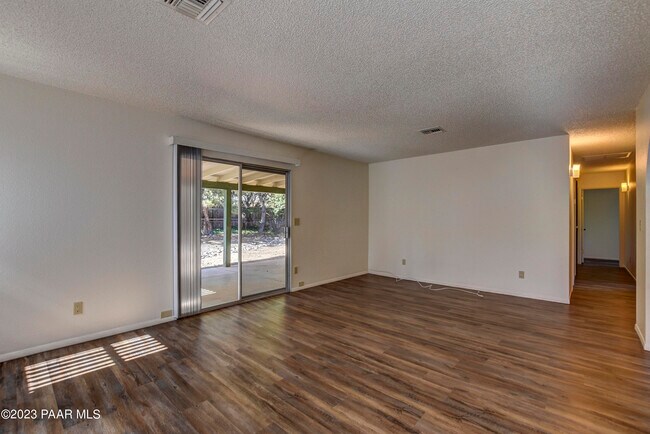 Building Photo - 1170 N Old Chisholm Trail
