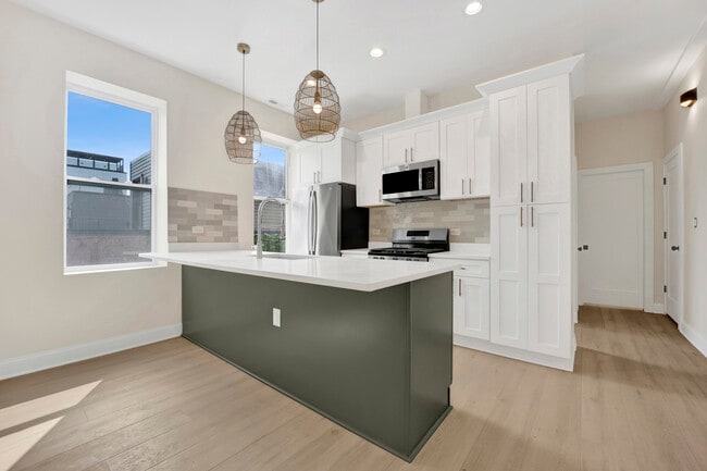 Building Photo - 2021 W Shakespeare Ave