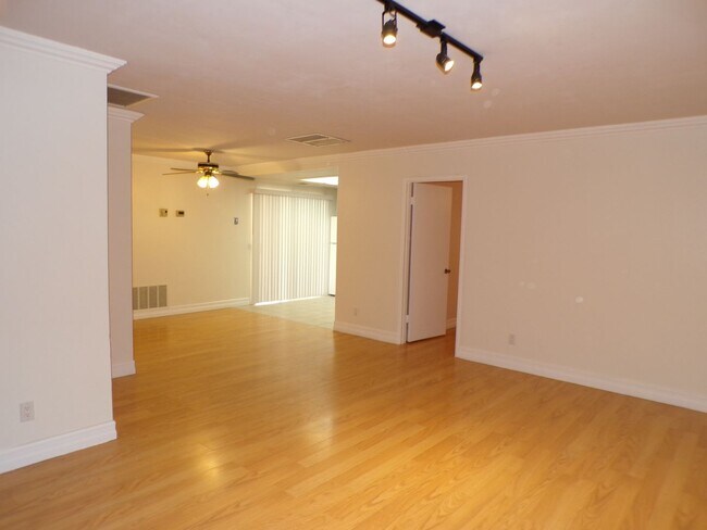 Building Photo - 2 Bedroom 2 Bath House