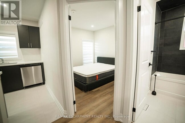 Building Photo - 265 Robert St