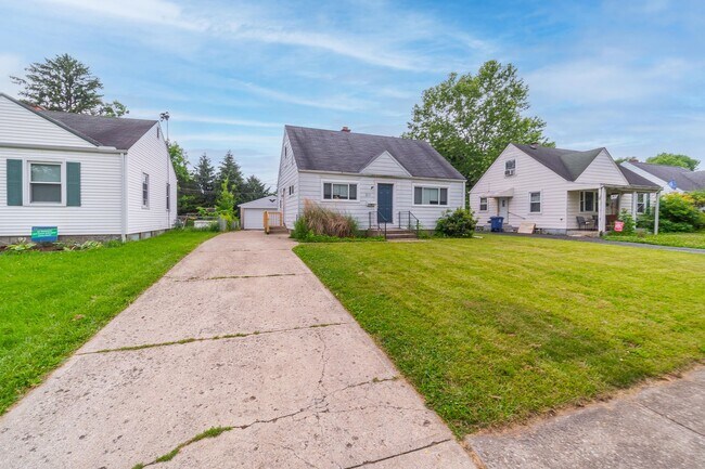 Foto del edificio - Charming Cape Cod Home in North Linden — 3...