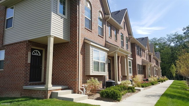 Foto del edificio - 13050 Woodridge Cir