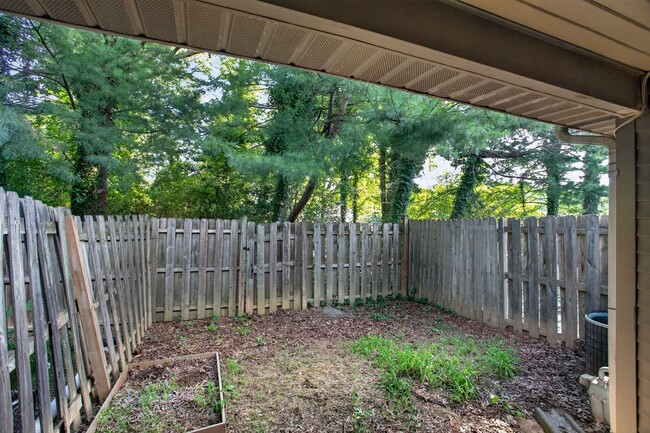 Building Photo - 2 Large Bedroom 2 level Townhouse in Fredericksburg