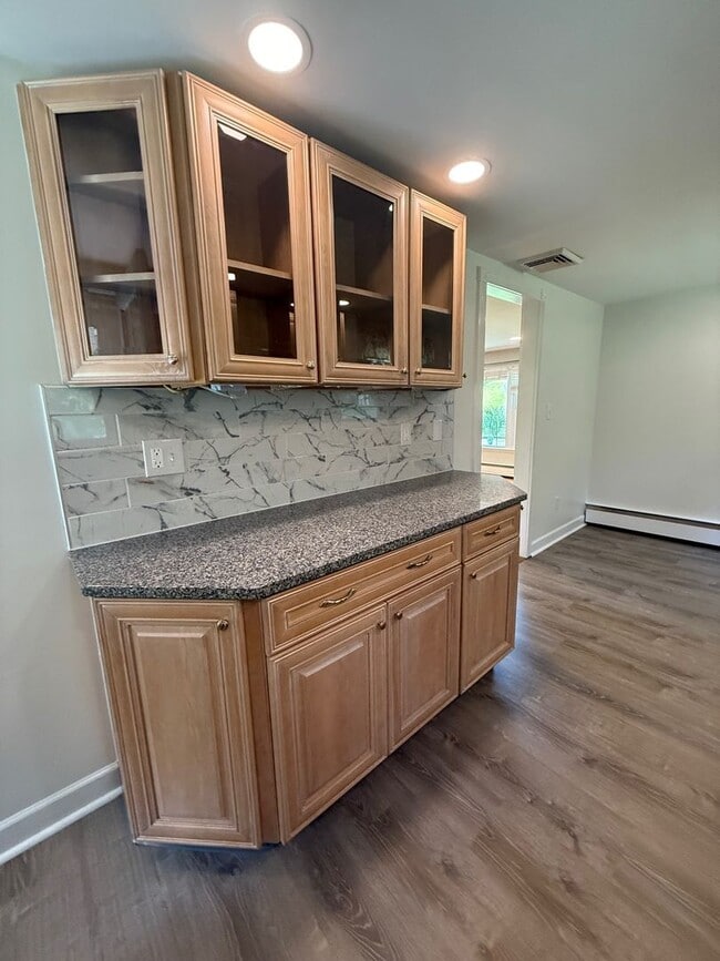 Building Photo - 3 Bedroom House with Many Amenities in Roc...
