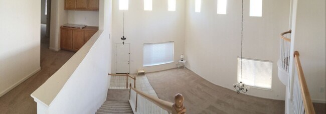Foto del edificio - BEAUTIFUL TWO STORY 5 BEDROOM 3 BATH MERCE...