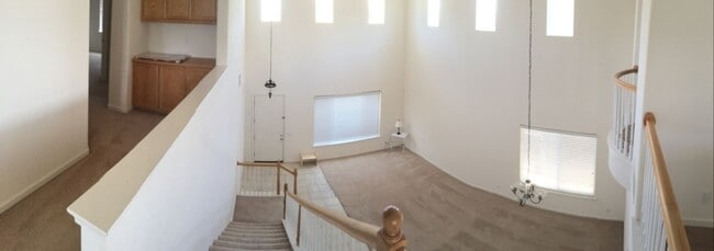 Foto del edificio - REDUCED!  BEAUTIFUL TWO STORY 5 BEDROOM 3 ...