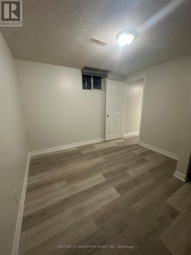 Building Photo - 2398 Strathmore Crescent