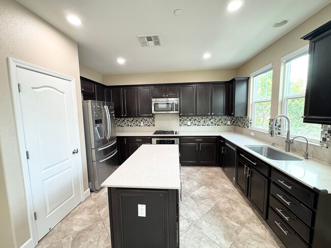 Building Photo - Perfect Shape Single Family Home in Dublin...