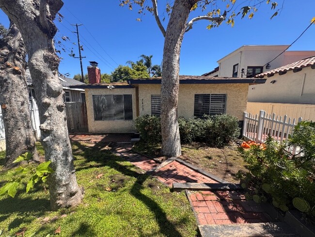 Building Photo - 2412 N Poinsettia Ave