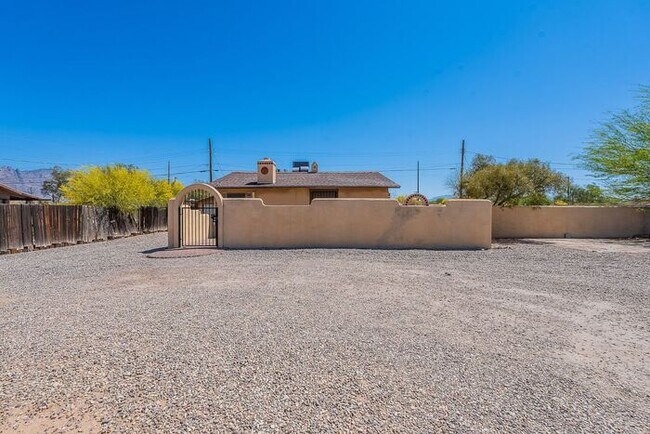 Foto del edificio - Centrally Located 4-Bed, 2-Bath Tucson Rental – Near U of A
