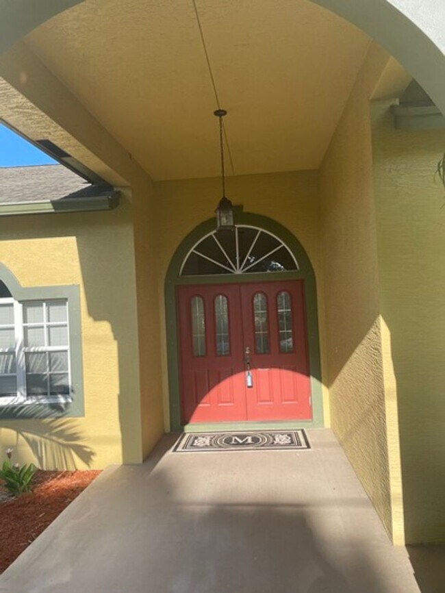 Building Photo - Well maintained large 4/2/2 corner lot poo...