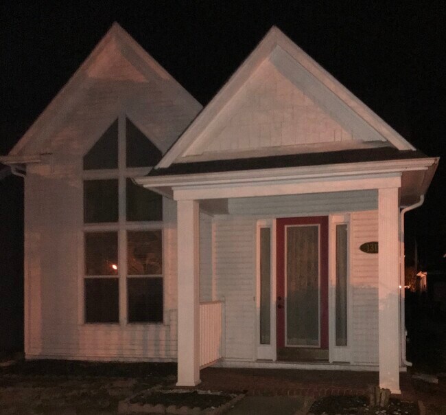 Building Photo - 1317 Island Pl E