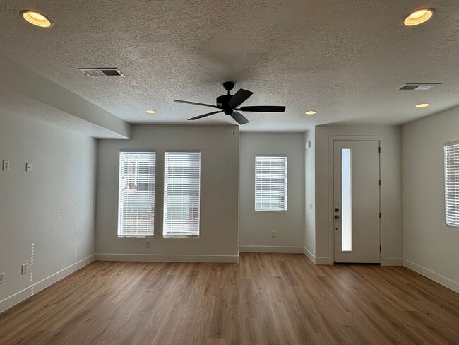 Foto del edificio - Woodland Estates Townhome! - END UNIT!!