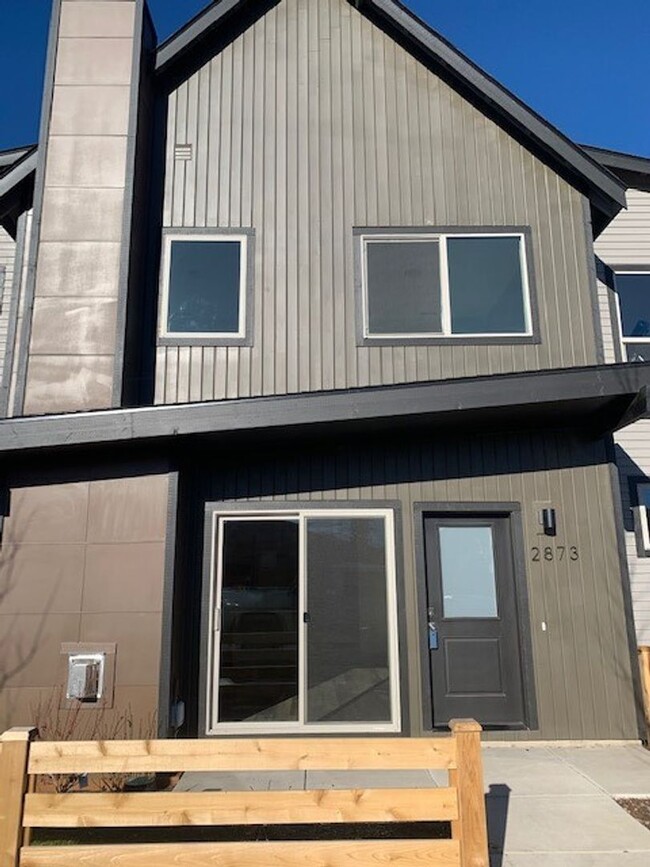 Building Photo - Modern 3 Bed/2.5 Bath Townhome in NW Redmond