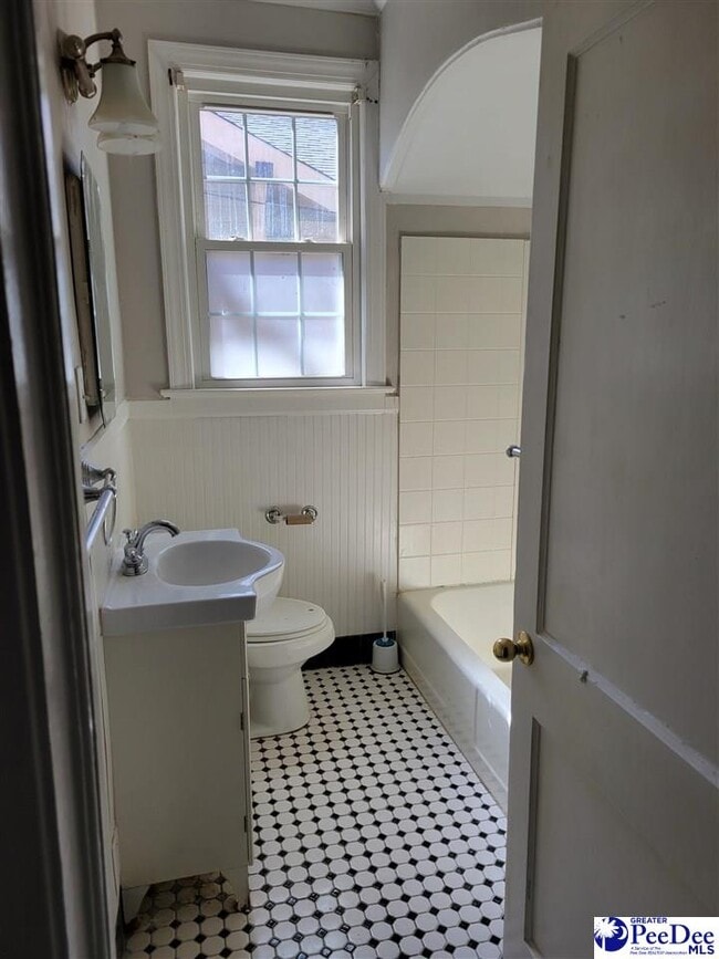 Foto del edificio - 604-604-8 Warley St