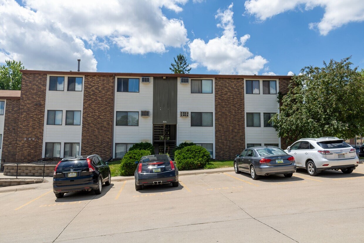 Foto principal - $1,025 | 2 Bedroom, 1 Bathroom Apartment |...