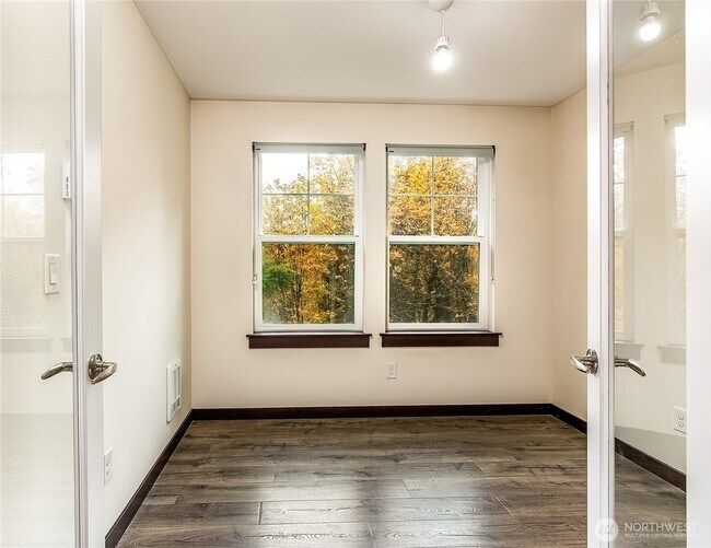 Él - 7174 Shinkle Pl SW