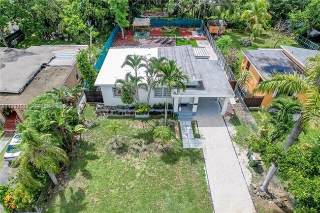 Foto del edificio - 1370 NE 133rd St