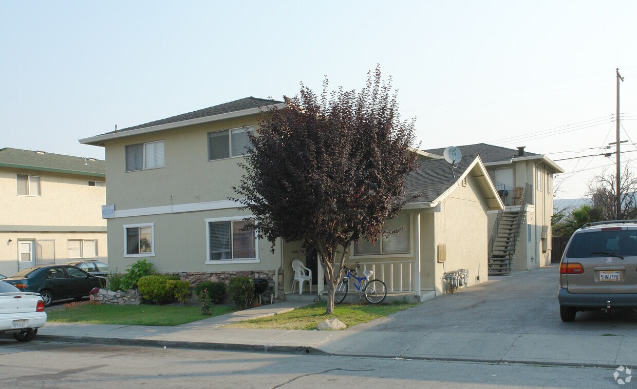 Building Photo - 2137 Main St