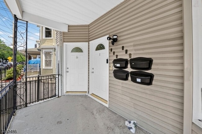 Photo - 467-469 Summer Avenue Unit 3 Apartment
