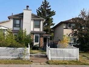 Building Photo - 14 Whitman Close NE