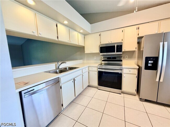 Building Photo - 13076 Cross Creek Ct