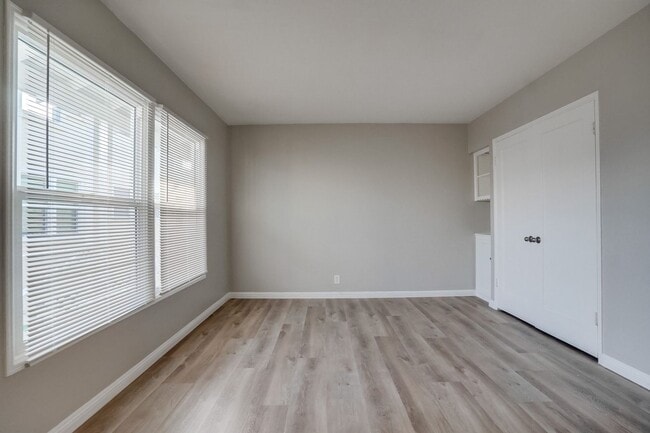 Building Photo - Upgraded Studio in Belmont Shore Available Now!!