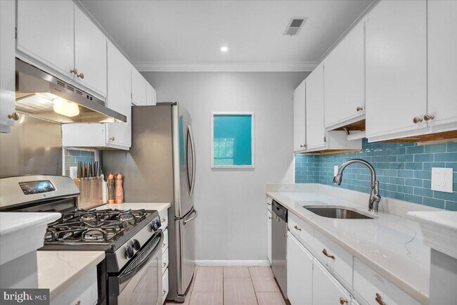 Building Photo - 246 TAVISTOCK