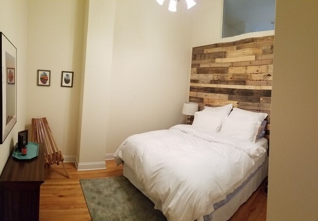 Building Photo - Huge 3 Bedroom Apartment. Amazing Location. Bright and Sunny