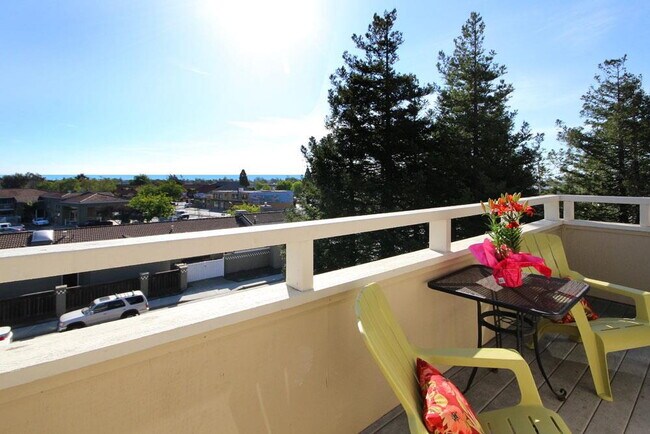 Foto del edificio - Open House Sunday December 7th 1-2pm  Beautiful Santa Cruz  Townhome in Prime Westside Location.