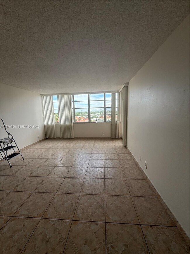 Foto del edificio - 2025 NE 164th St