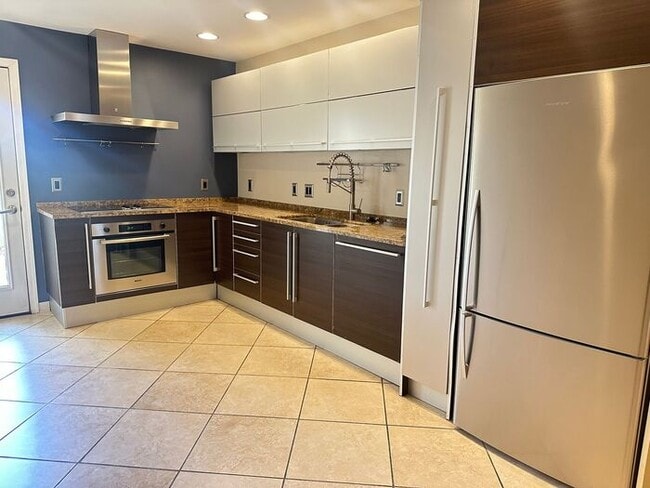 Building Photo - Gated Community Townhome!