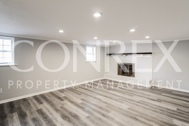 Building Photo - Spacious 4 bedroom, 3 bathroom home