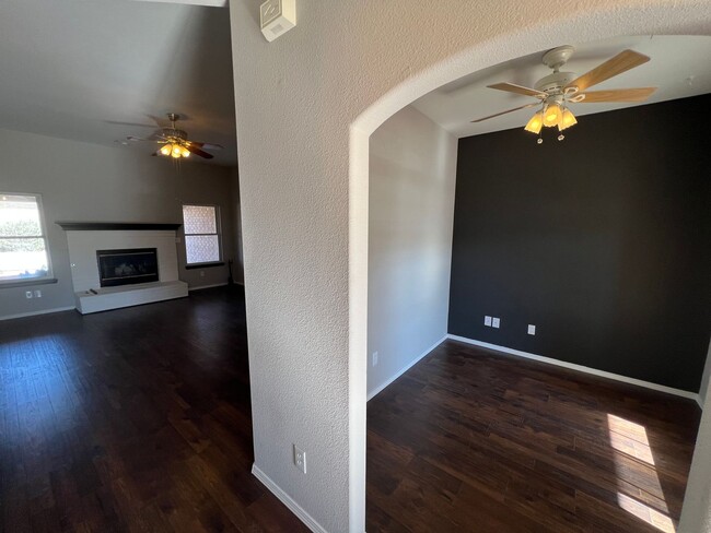 Building Photo - Spacious 3 Bedroom 2.5 Bath Home
