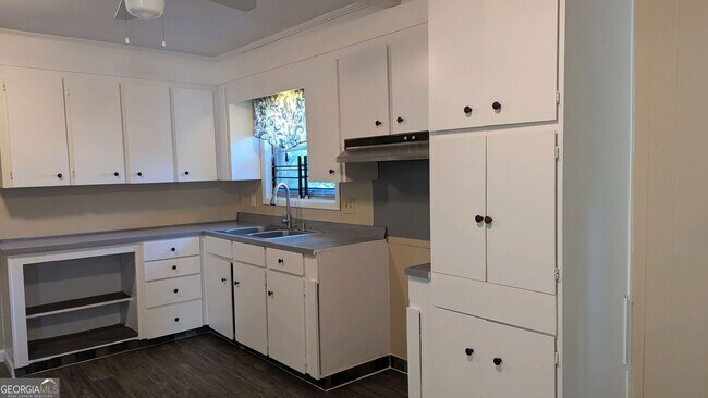 Foto del edificio - 830 Beddingfield Ave