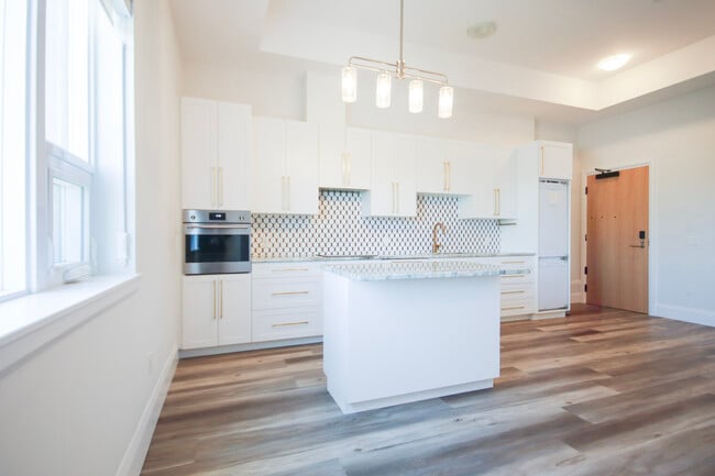 Building Photo - Beautiful OTIS Condo, Steps to Vic Park!